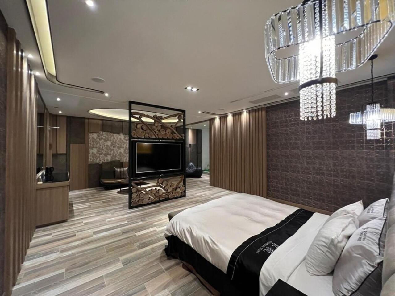 Aquarius Motel Taichung Buitenkant foto