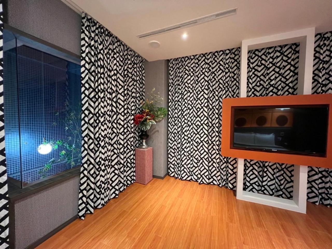 Aquarius Motel Taichung Buitenkant foto